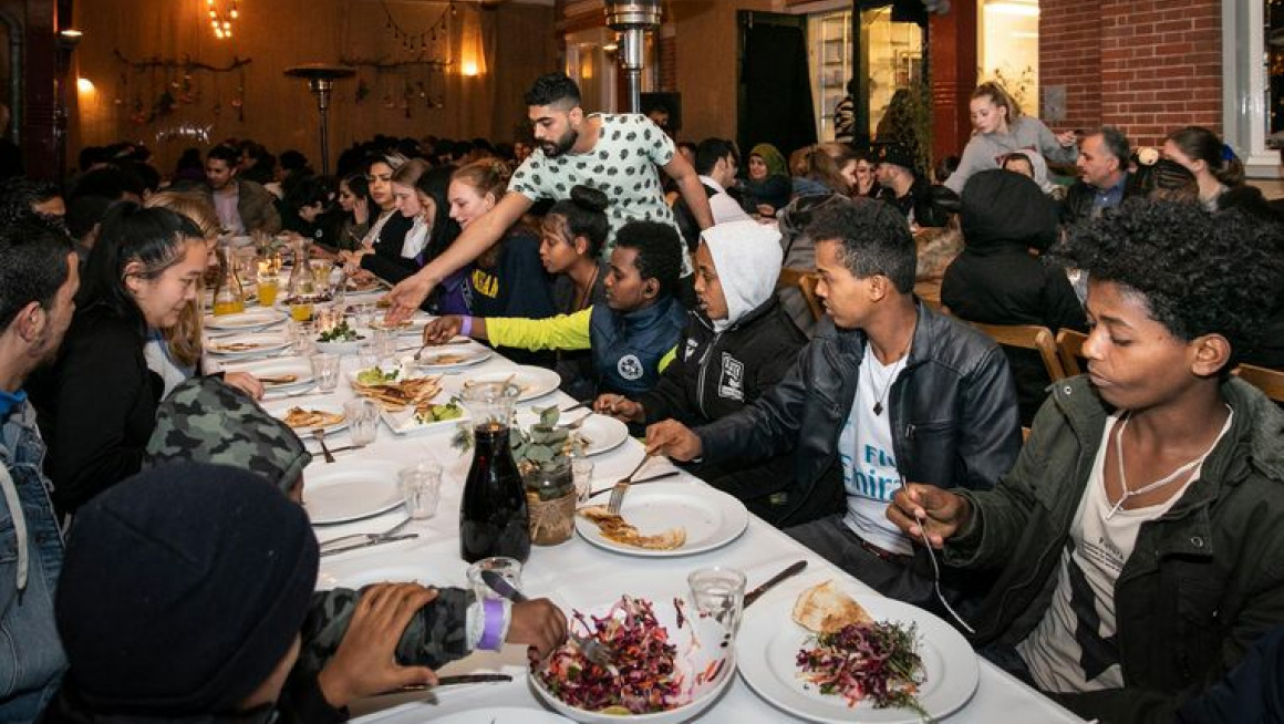 Samen aan een grote eettafel