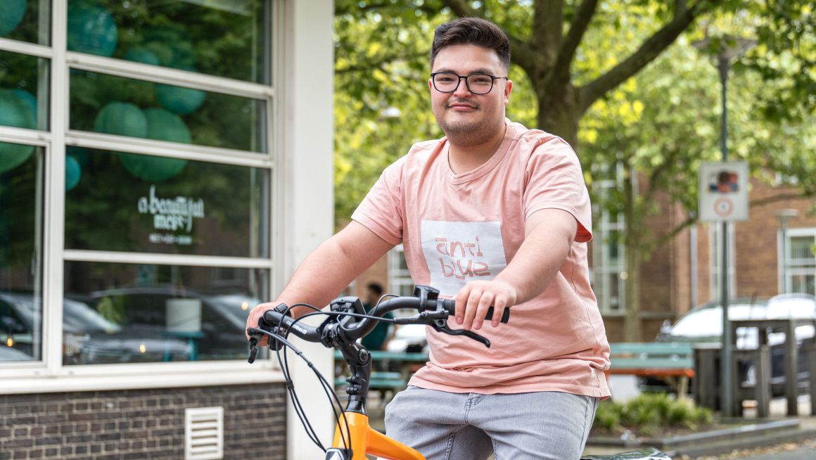 Hossein kan op de fiets naar zijn werk