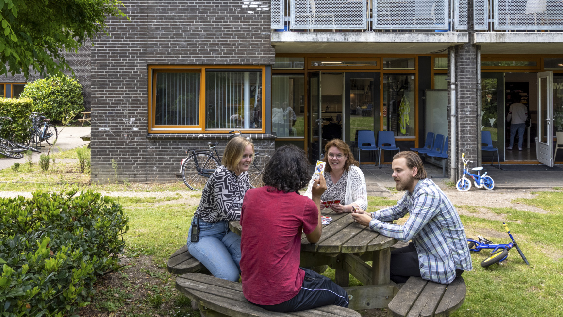 Luuk en Jolanda doen spelletje met bewoner