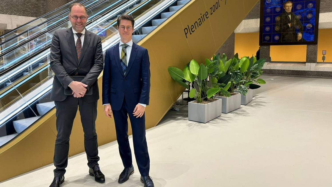 Mio Schoenmaker en Joeri Kapteijns voor de roltrap in hal gebouw Tweede Akmer