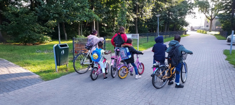 6 kinderen staan klaar op straat om met de fiets te vertrekken naar school