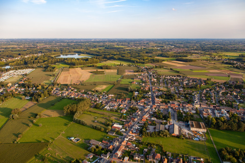 Luchtfoto van bebouwing en groen in Nederland