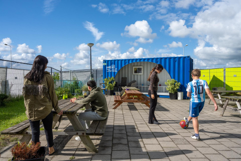 kinderen met volwassen buiten in de zon