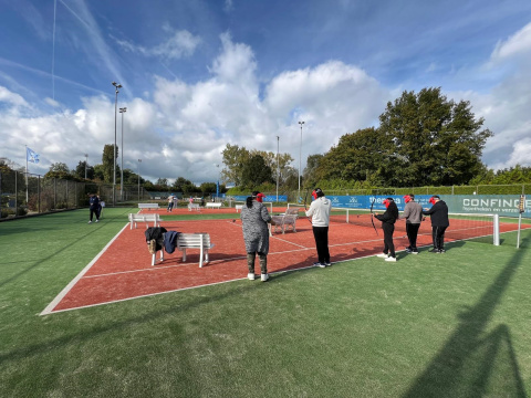 Bewoners nemen deel aan boogschieten vanwege project Activering