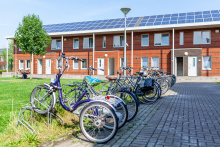 Woonblok met fietsen voor de deur in Ter Apel