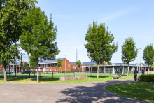 Zicht op het voetbalveld in Ter Apel met op de achtergrond woonblokken