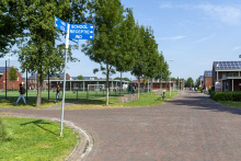 Wegwijzer in Ter Apel met op de achtergrond het voetbalveld