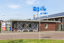 Wegwijzer in Ter Apel met op de achtergrond gebouwen